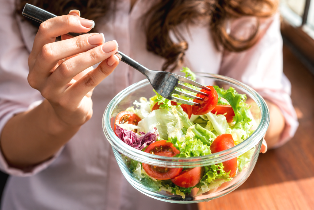NUTRICIÓN INVERNAL BALANCEADA: ¿POR QUÉ DEBEMOS CONSUMIR VERDURAS CRUDAS?