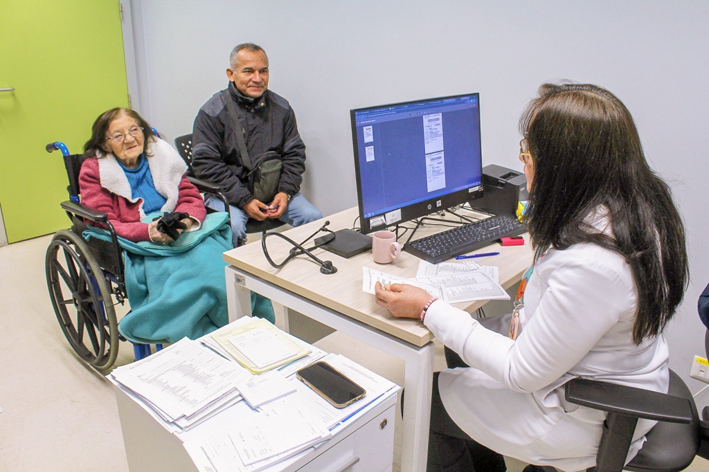 HOSPITAL DE CURICÓ: UNIDAD DE GESTIÓN DE PACIENTES LLAMA A CONSIDERAR MEDIDAS PREVENTIVAS CON ADULTOS MAYORES POR CAMBIOS CLIMÁTICOS EN NUESTRA ZONA