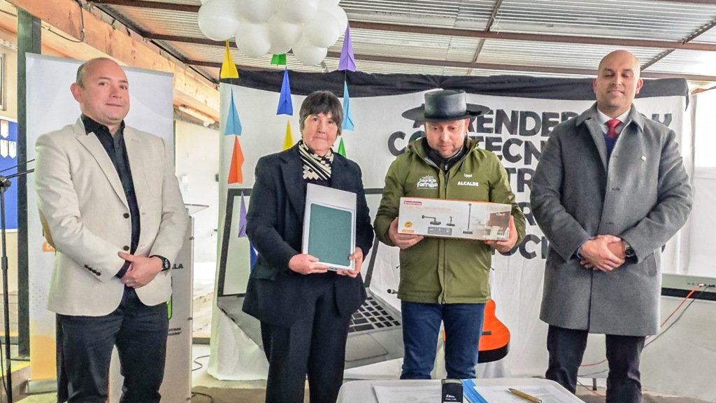 SEREMÍA DE EDUCACIÓN ENTREGA EQUIPOS TECNOLÓGICOS A ESTUDIANTES DE ESCUELA LA HIGUERILLA