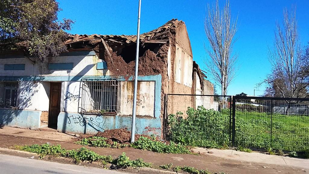 CASA EN RUINAS EN MOLINA OBLIGA A PEATONES A BAJAR A LA CALZADA Y PROVOCA ATROPELLO DE CONOCIDA COMERCIANTE