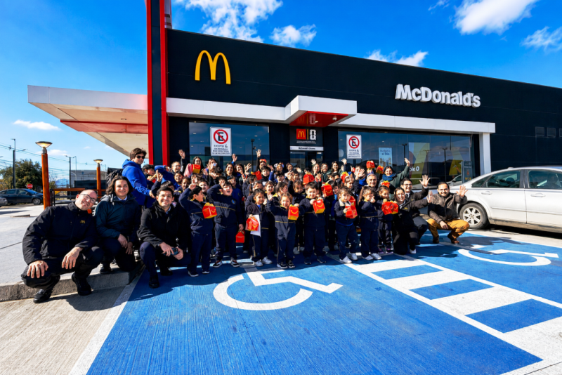 MÁS DE 50 NIÑOS Y NIÑAS DE LA ESCUELA LOS LEONES CELEBRARON EL DÍA DEL NIÑO JUNTO A MCDONALD’S LINARES Y LA MUNICIPALIDAD