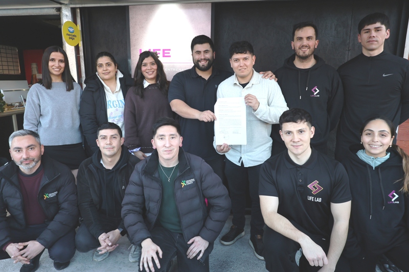 CORPORACIÓN DE DEPORTES DE CURICÓ Y LIFE LABS GIMNASIO CONCRETAN CONVENIO EN APOYO A 15 DEPORTISTAS DESTACADOS