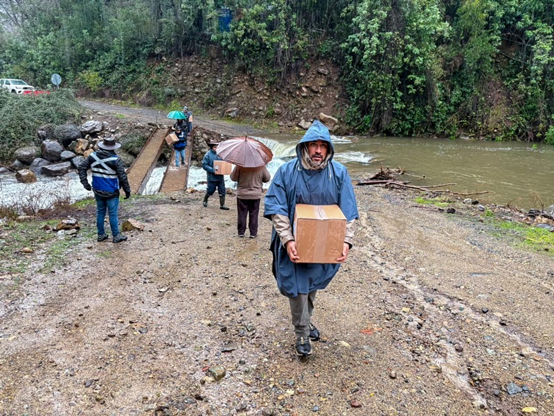 ENTREGAN AYUDA A FAMILIAS AISLADAS EN SECTOR PRECORDILLERANO DEL TORO EN LA COMUNA DE MOLINA