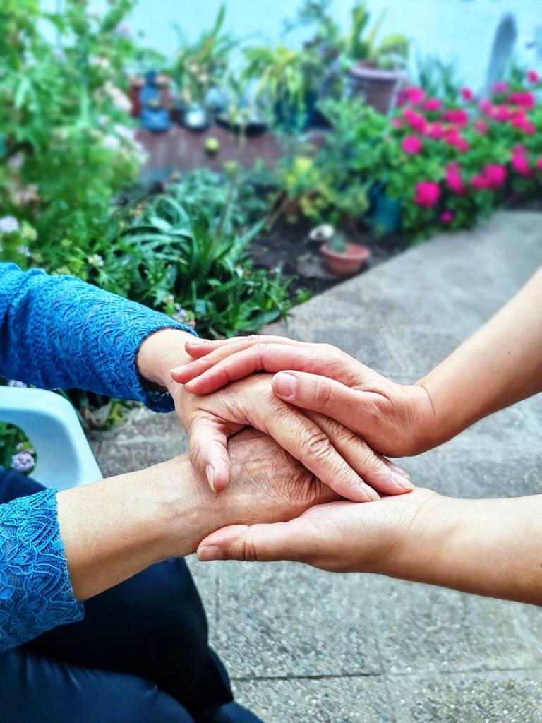 FOSIS Y AIEP LANZAN CURSO GRATUITO PARA CINCO MIL PERSONAS CUIDADORAS DE ADULTOS MAYORES