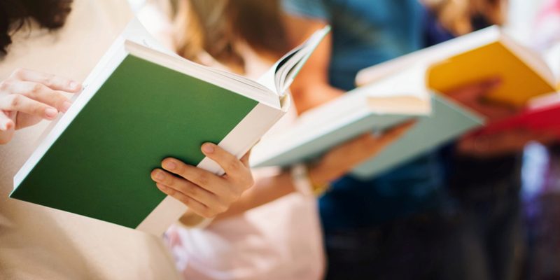¿CHILE DEJÓ DE ENTENDER LO QUE LEE? ACADÉMICOS ALERTAN SOBRE UN DÉFICIT QUE AFECTA A MÁS DE LA MITAD DE LOS ADULTOS