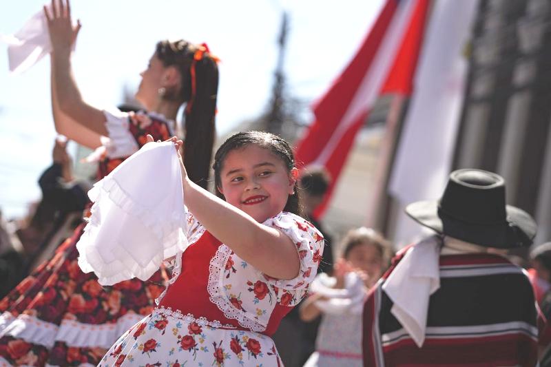 CURICÓ INICIA PROGRAMACIÓN DE FIESTAS PATRIAS CON LOS MIL PAÑUELOS AL VIENTO EN PLAZA DE ARMAS