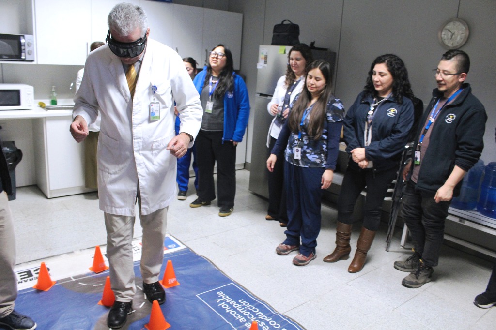 FUNCIONARIOS DEL HOSPITAL DE CURICÓ SIMULAN A TRAVÉS DE LENTES DE REALIDAD VIRTUAL EL CONSUMO DE ALCOHOL Y DROGAS